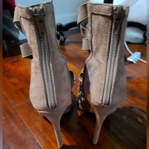 Scrappy Elastic Sandal Heels (size 8.5) - Picture 3 of 7